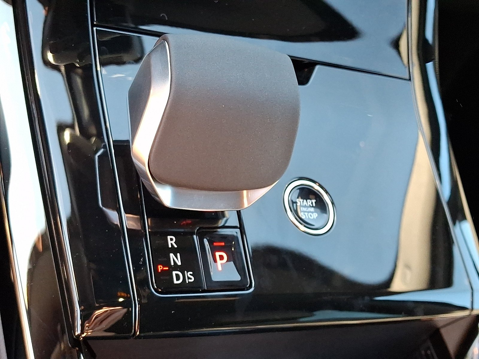 New 2027 Fuji White Land Rover SE image 11