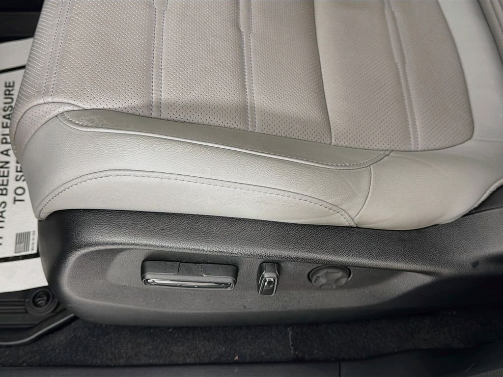 Used 2022 Lunar Silver Metallic Honda EX-L image 18