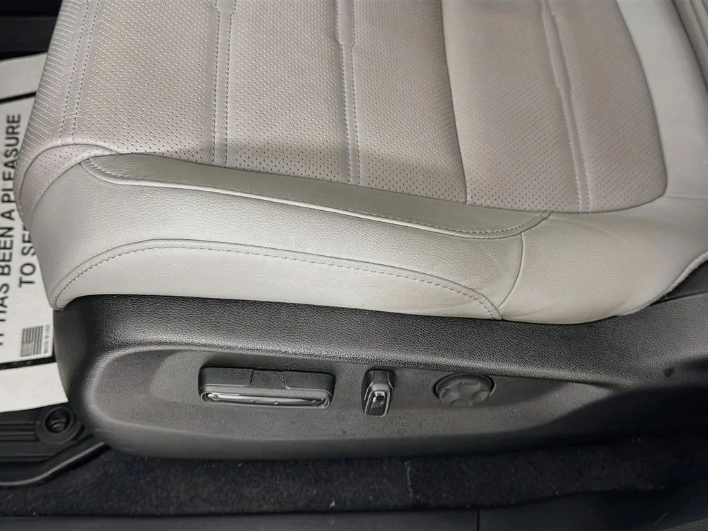 Used 2022 Lunar Silver Metallic Honda EX-L image 18