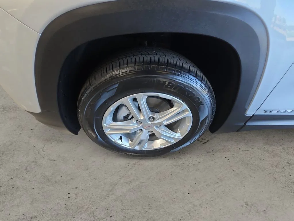 Certified Used 2021 QUICKSILVER METALLIC GMC SLE image 9