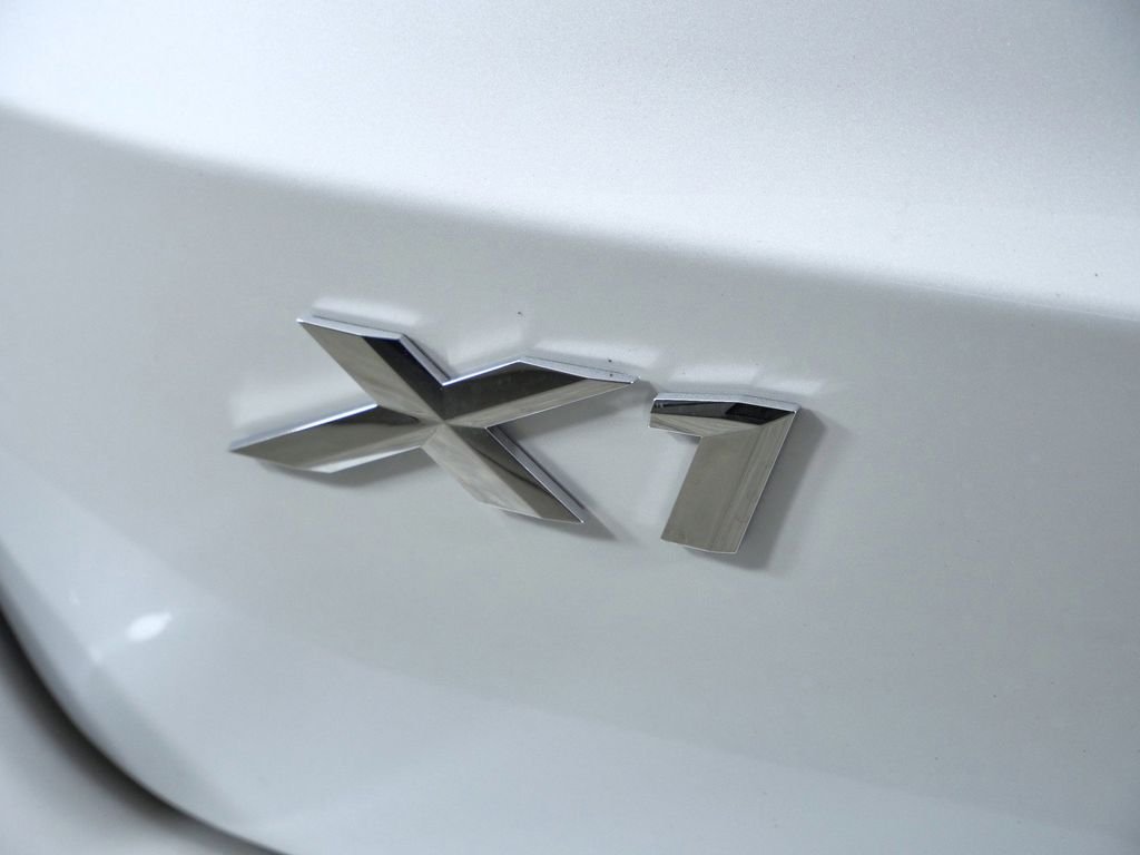 New 2026 Mineral White Metallic BMW xDrive28i image 13