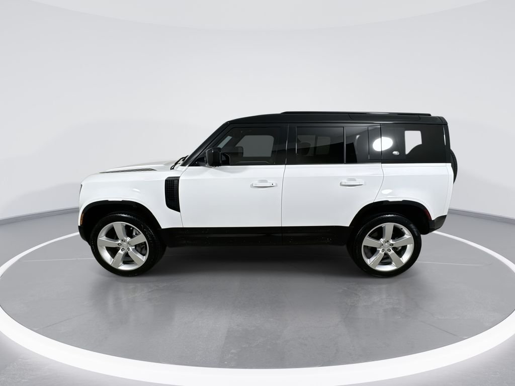 Used 2023 White Land Rover X-Dynamic SE image 5