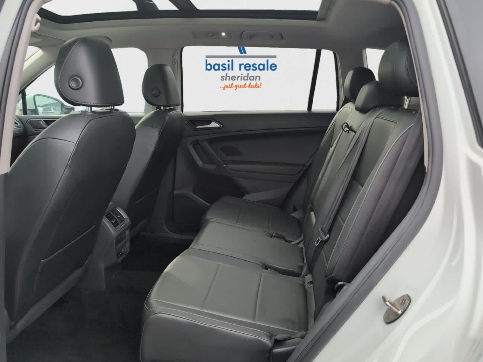 Used 2018 Pure White Volkswagen SE image 23