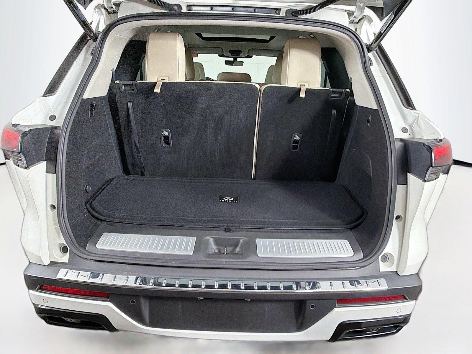 Used 2023 Majestic White INFINITI LUXE image 14