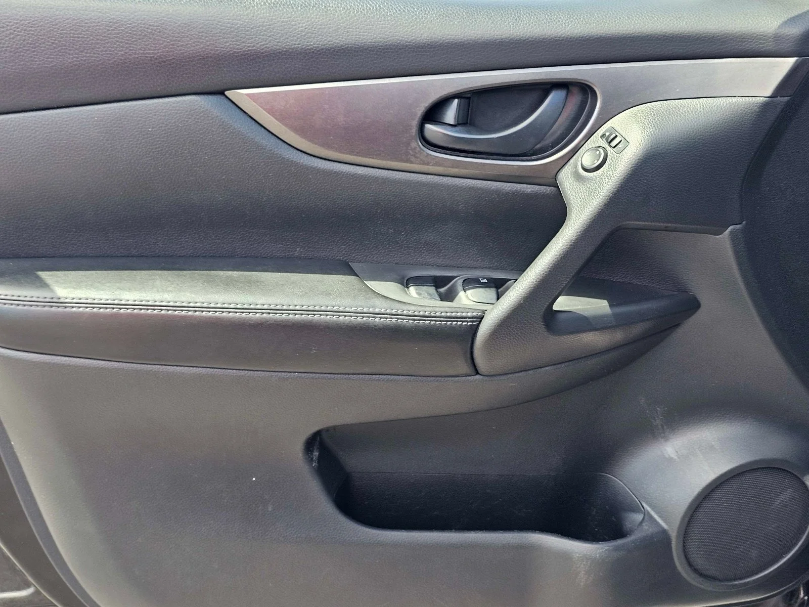 Used 2018 Magnetic Black Nissan S image 14