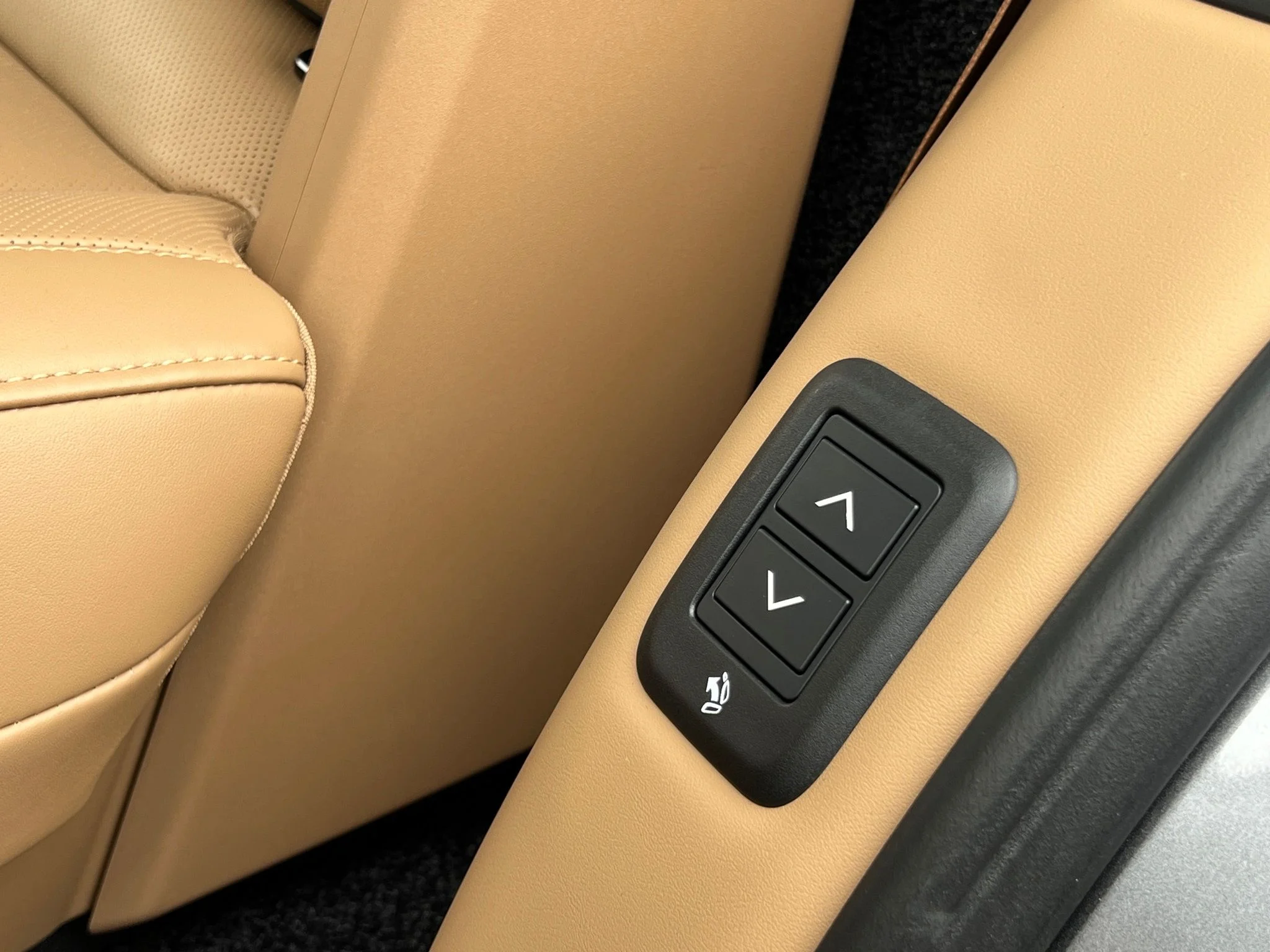 Used 2025 Gray Land Rover SE LWB image 35
