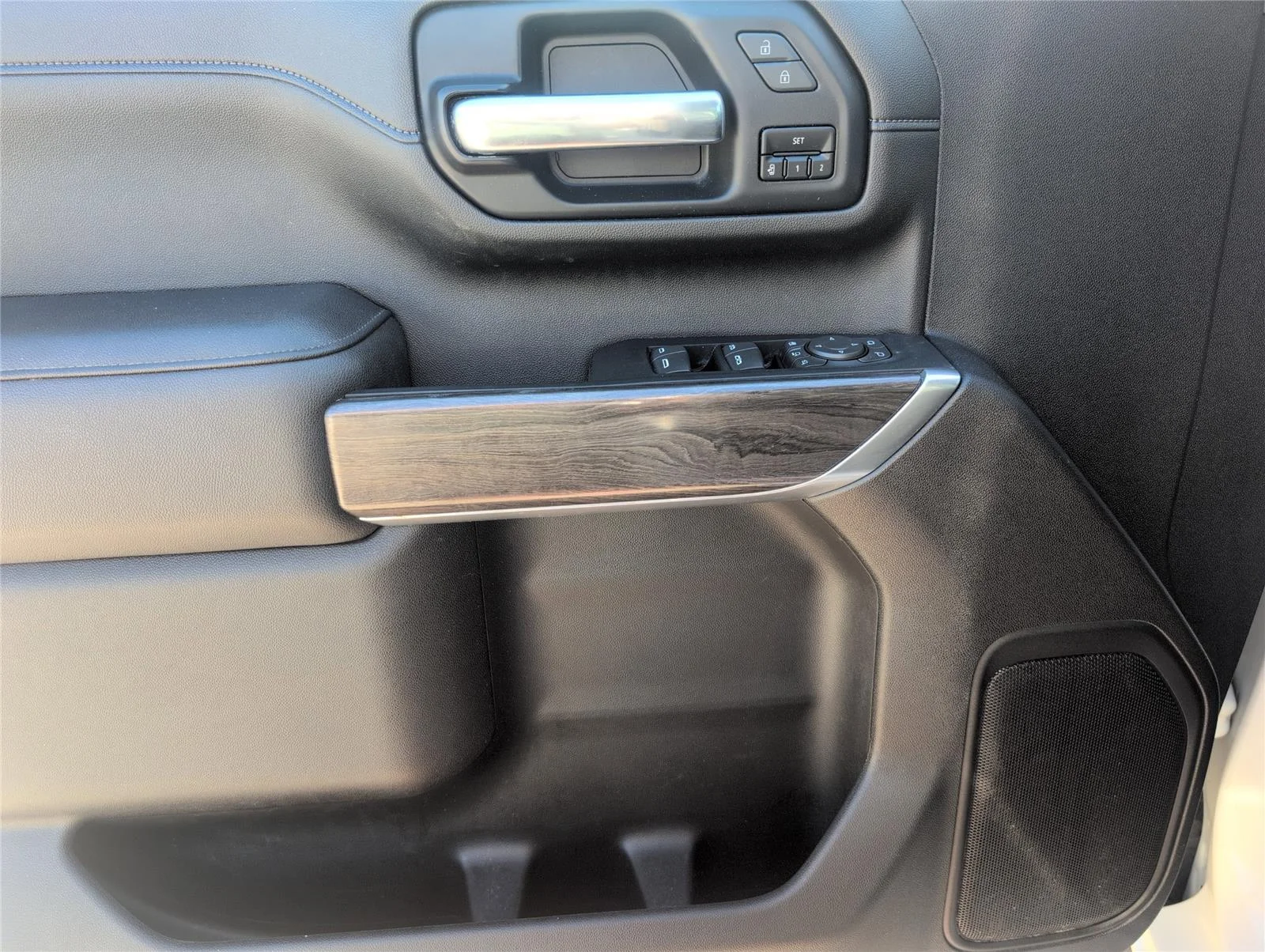 Used 2022 Summit White Chevrolet LTZ image 15