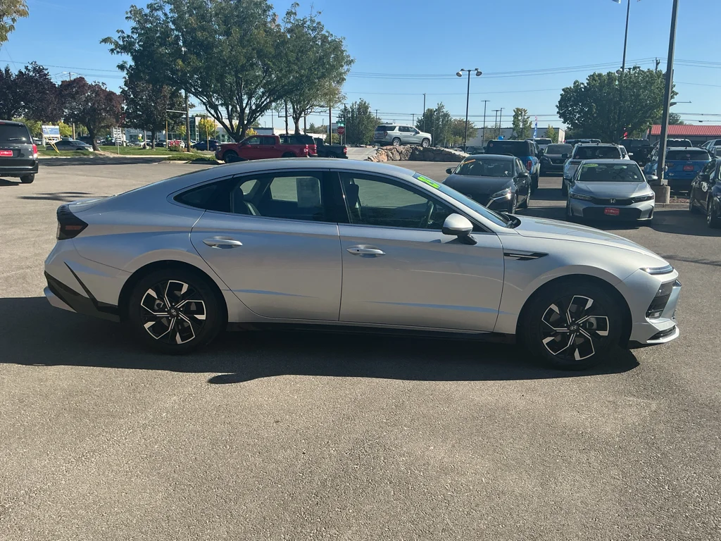 Used 2025 Aero Silver Hyundai SEL image 4