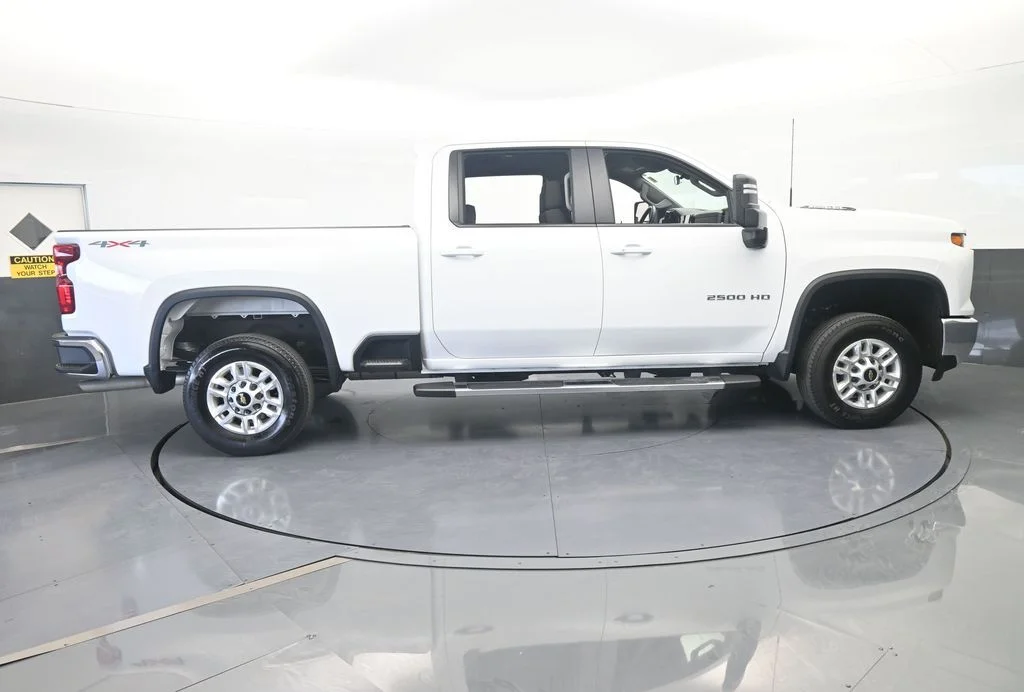 Used 2025 Summit White Chevrolet LT image 6