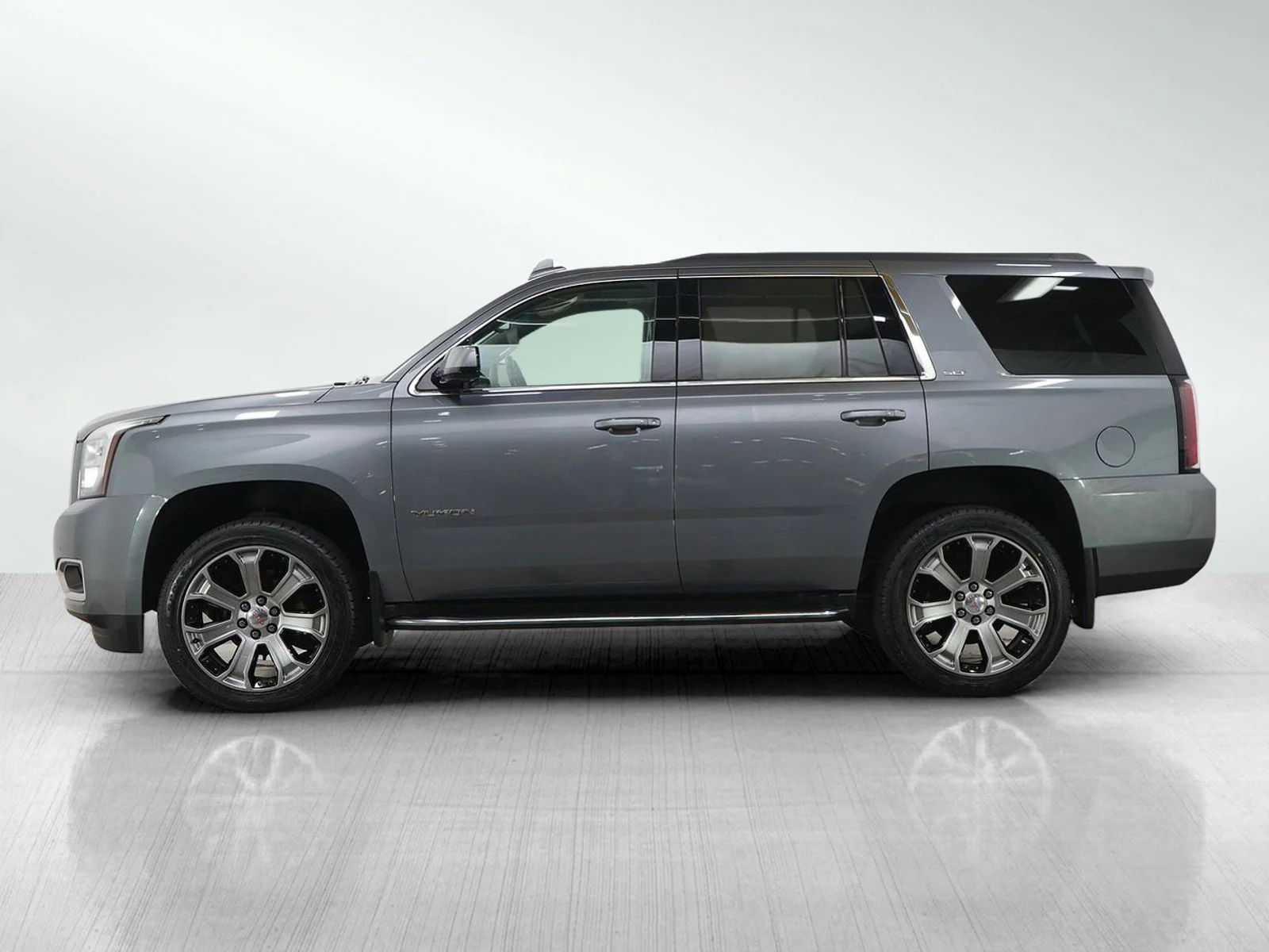 Used 2019 GMC Yukon SLT with VIN 1GKS2BKCXKR246627 for sale in Roseville, Minnesota