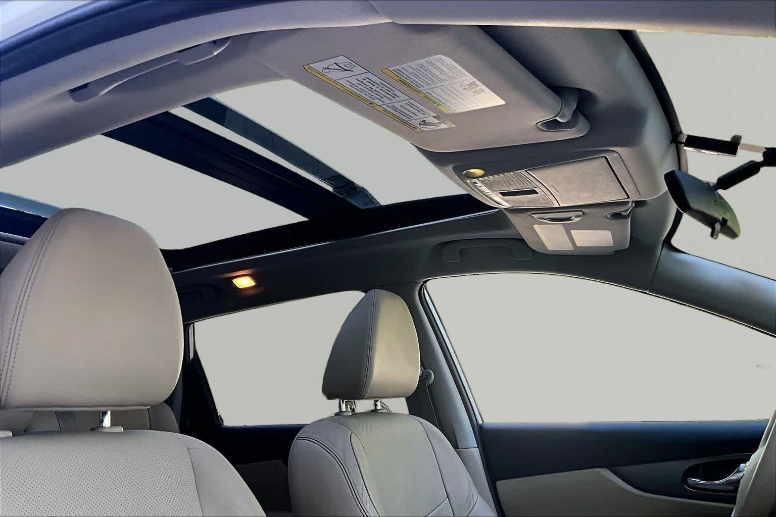 Used 2014 Moonlight White Nissan SL image 14