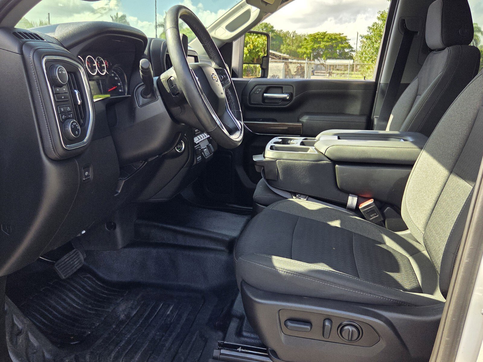 Used 2022 Silver Ice Metallic Chevrolet LT image 9