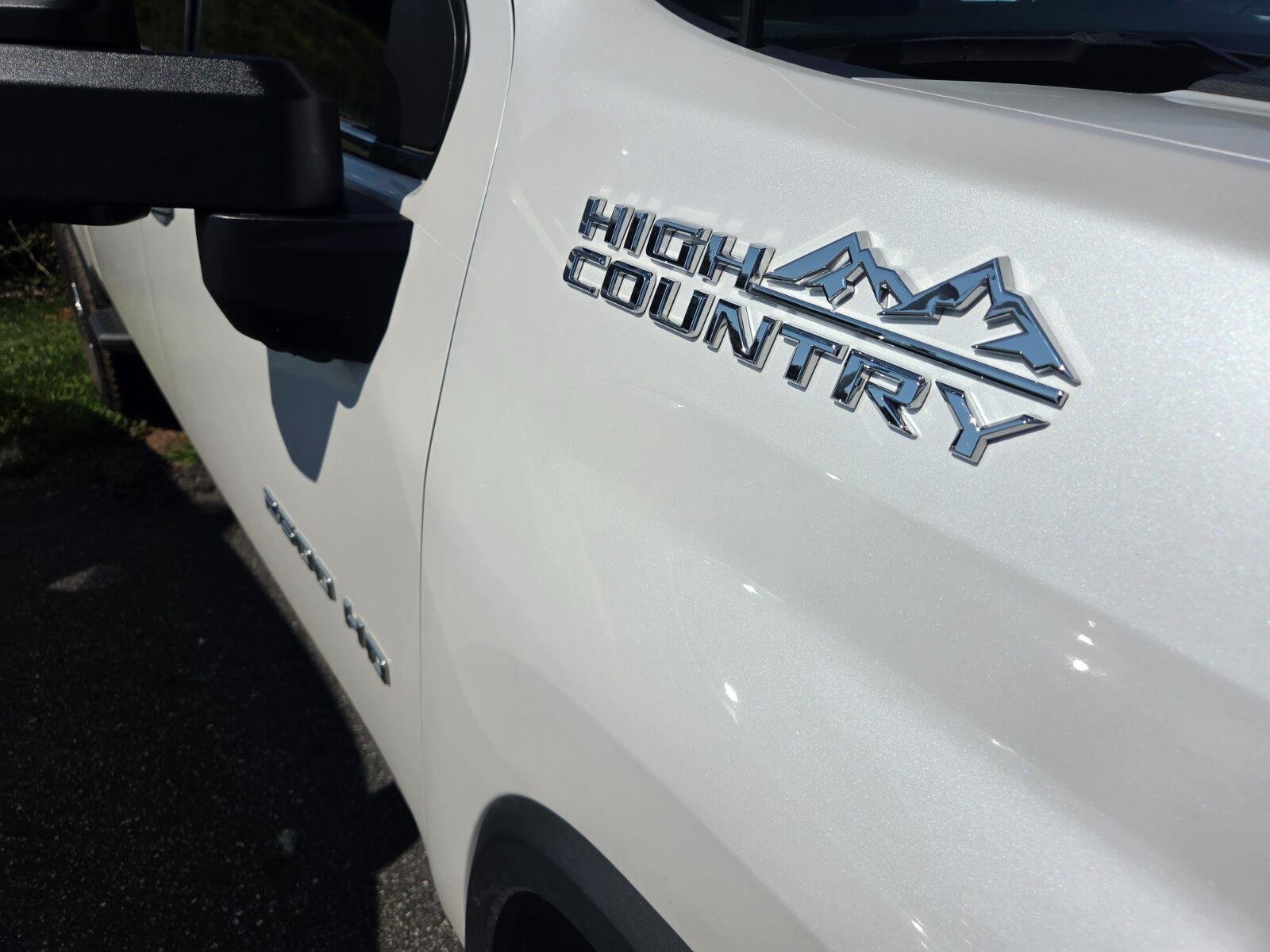 Used 2023 IRIDESCENT PEARL TRICOAT Chevrolet High Country image 6