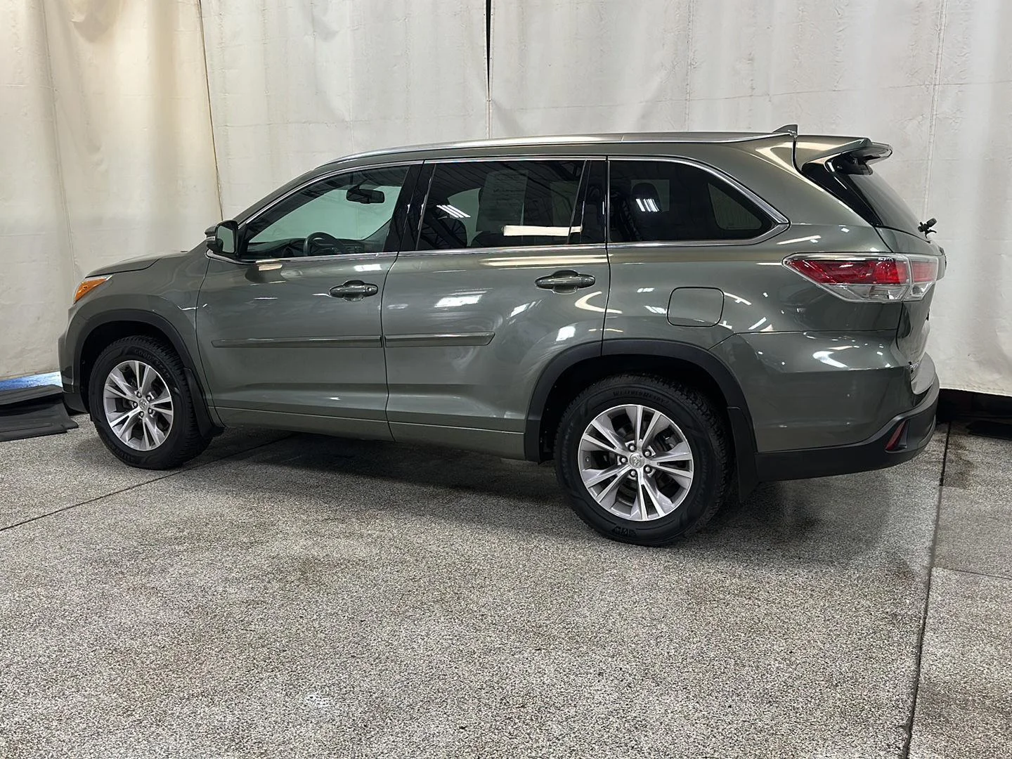 Used 2015 ALUMINA JADE METALLIC TOYOTA XLE image 3