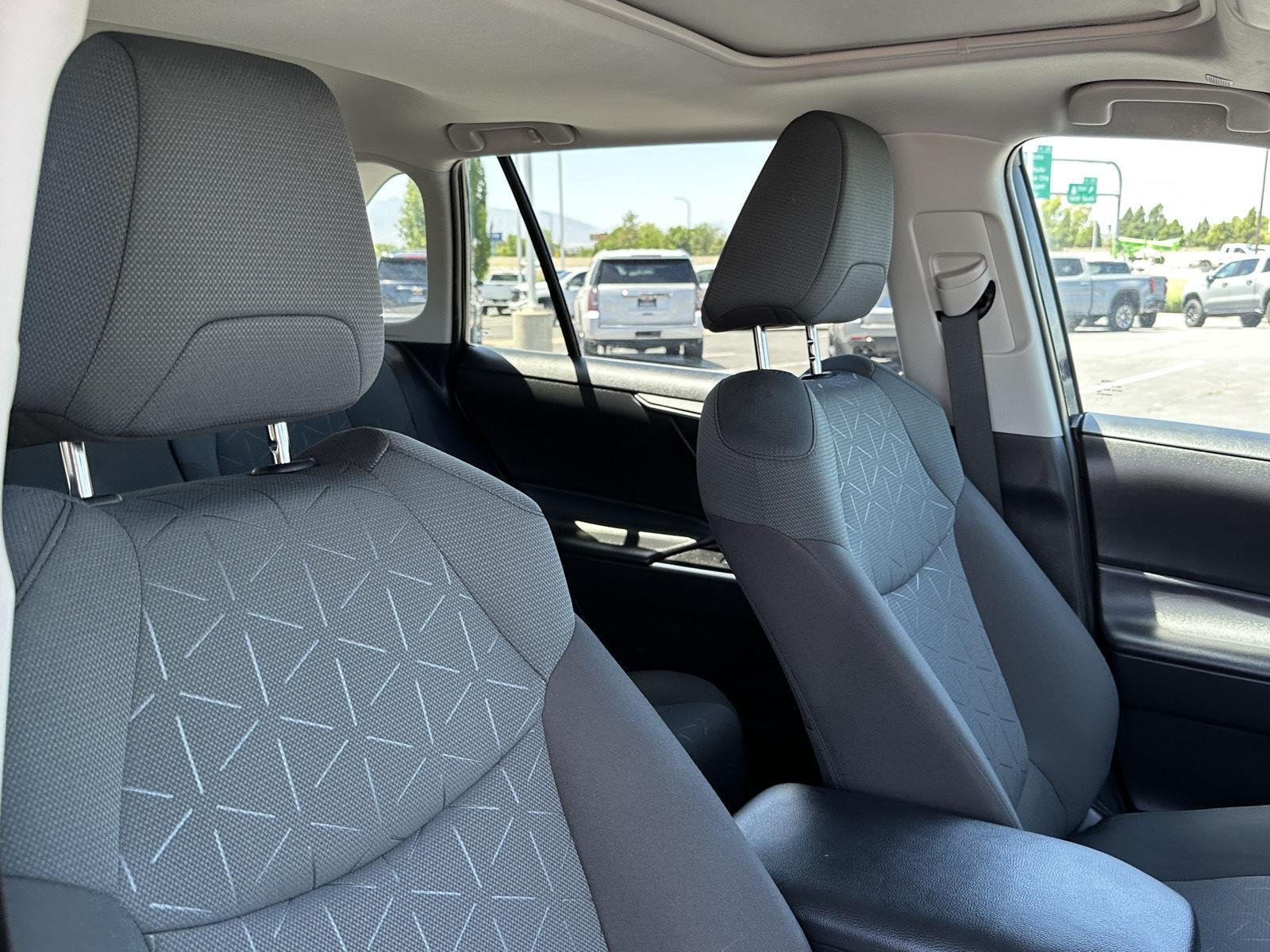 2025 Toyota RAV4 XLE - Photo 40