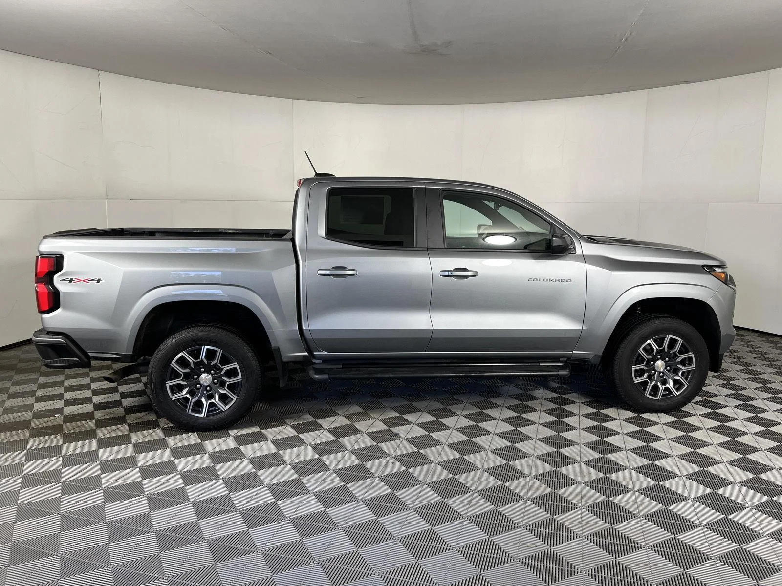 Used 2023 STERLING GRAY METALLIC Chevrolet 4WD LT image 23