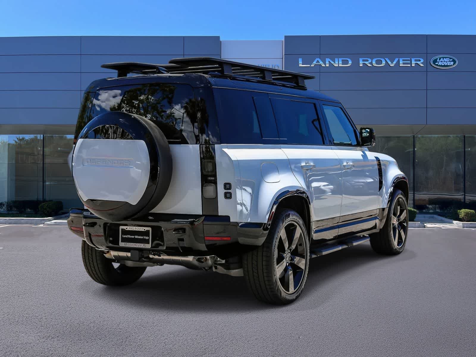 New 2026 Fuji White Land Rover X-Dynamic SE image 4