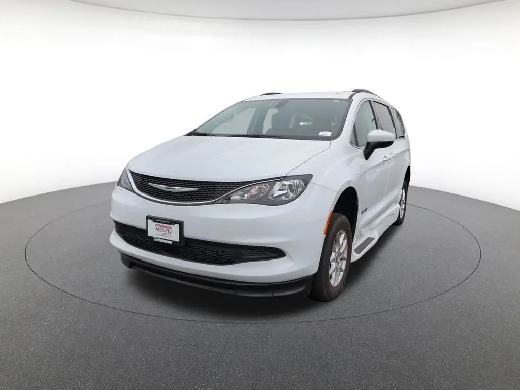 Used 2021 White Chrysler LXI image 12