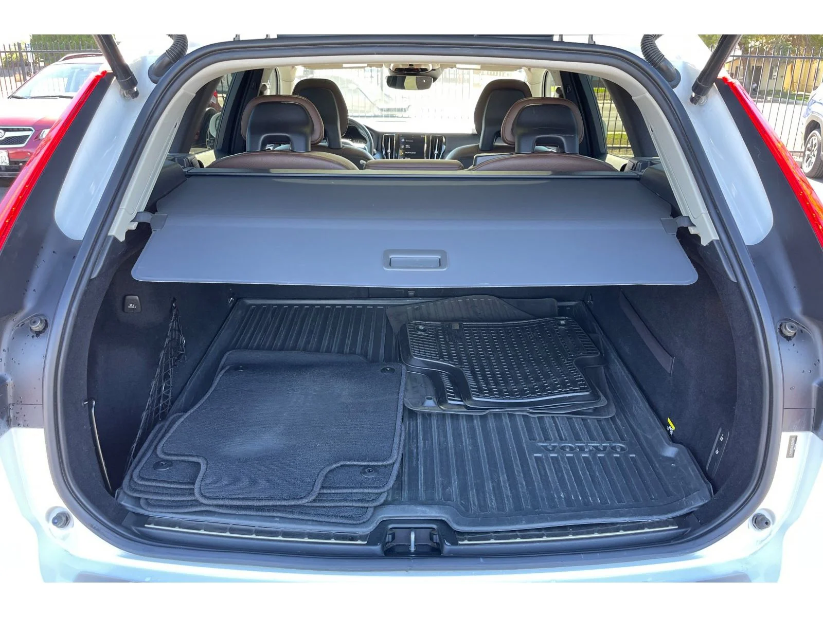 Used 2018 Ice White Volvo Momentum image 18
