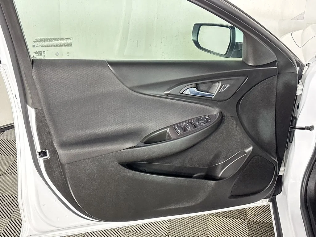 Used 2022 White Chevrolet LT image 10