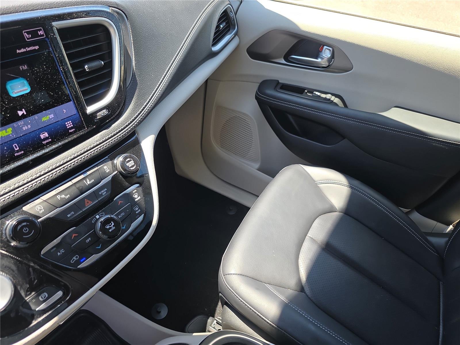 Used 2023 Silver Mist Clearcoat Chrysler Touring L image 28