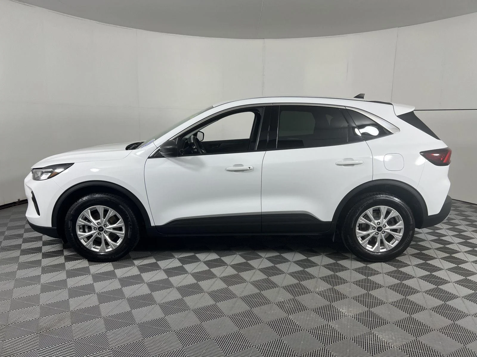 Used 2023 Oxford White Ford Active image 8