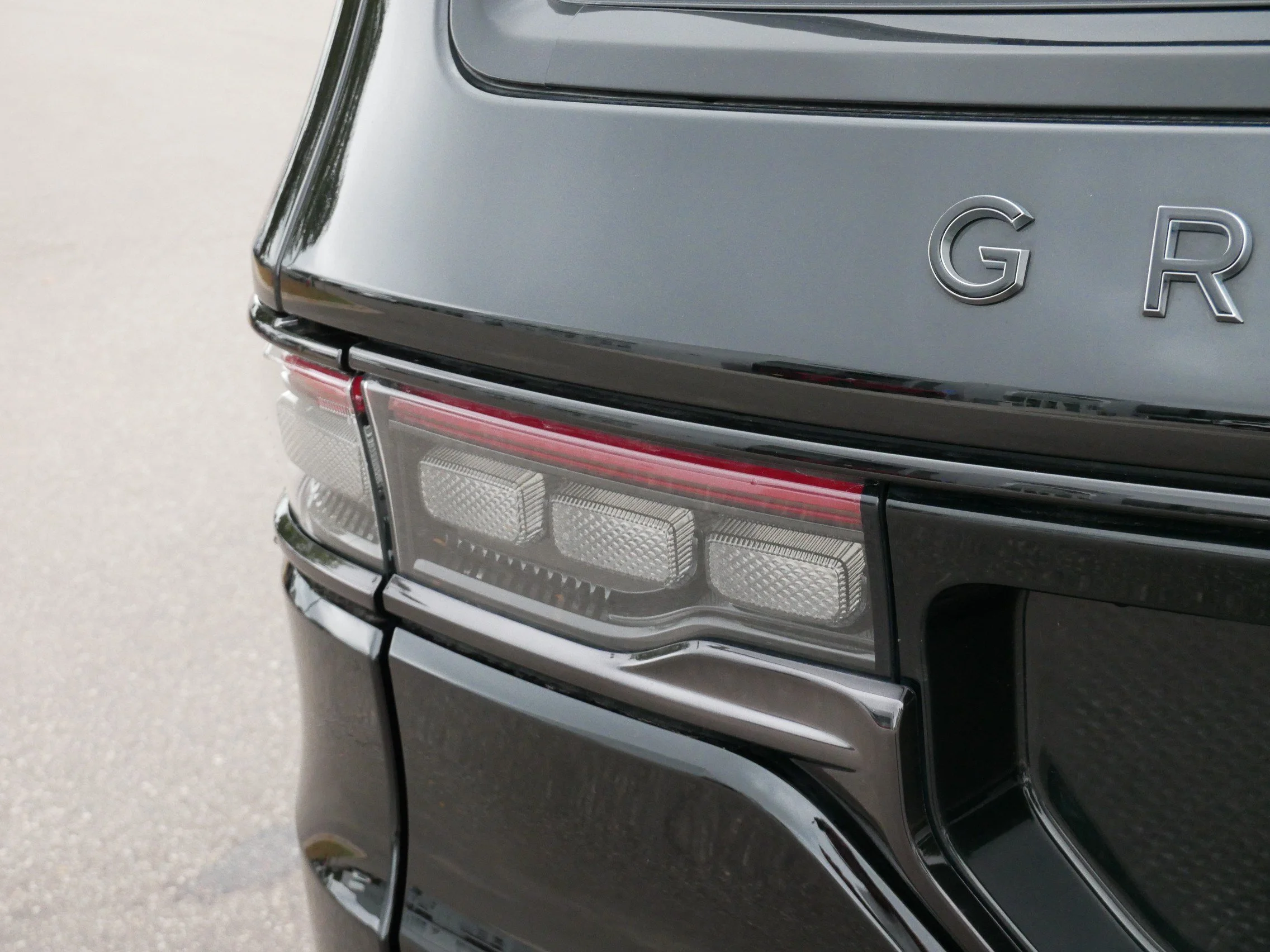 Used 2025 Diamond Black Crystal Pearlcoat Jeep Series III Obsidian image 17