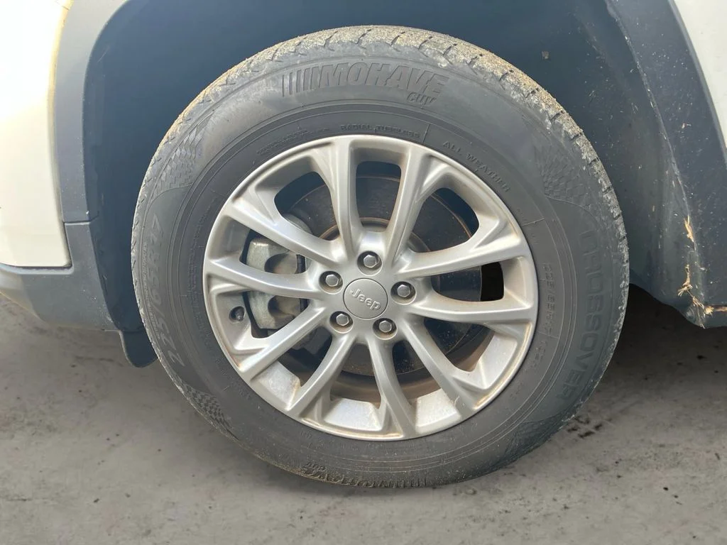 Used 2019 White Jeep Latitude image 9