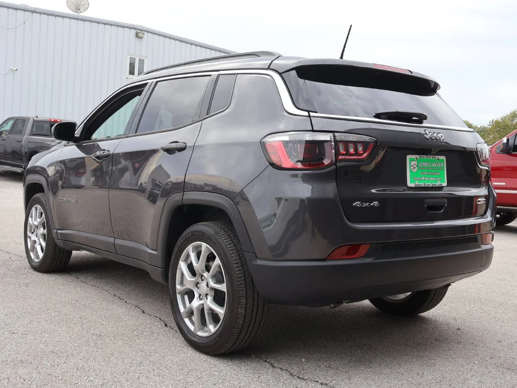 Used 2024 Gray Jeep Latitude Lux image 3