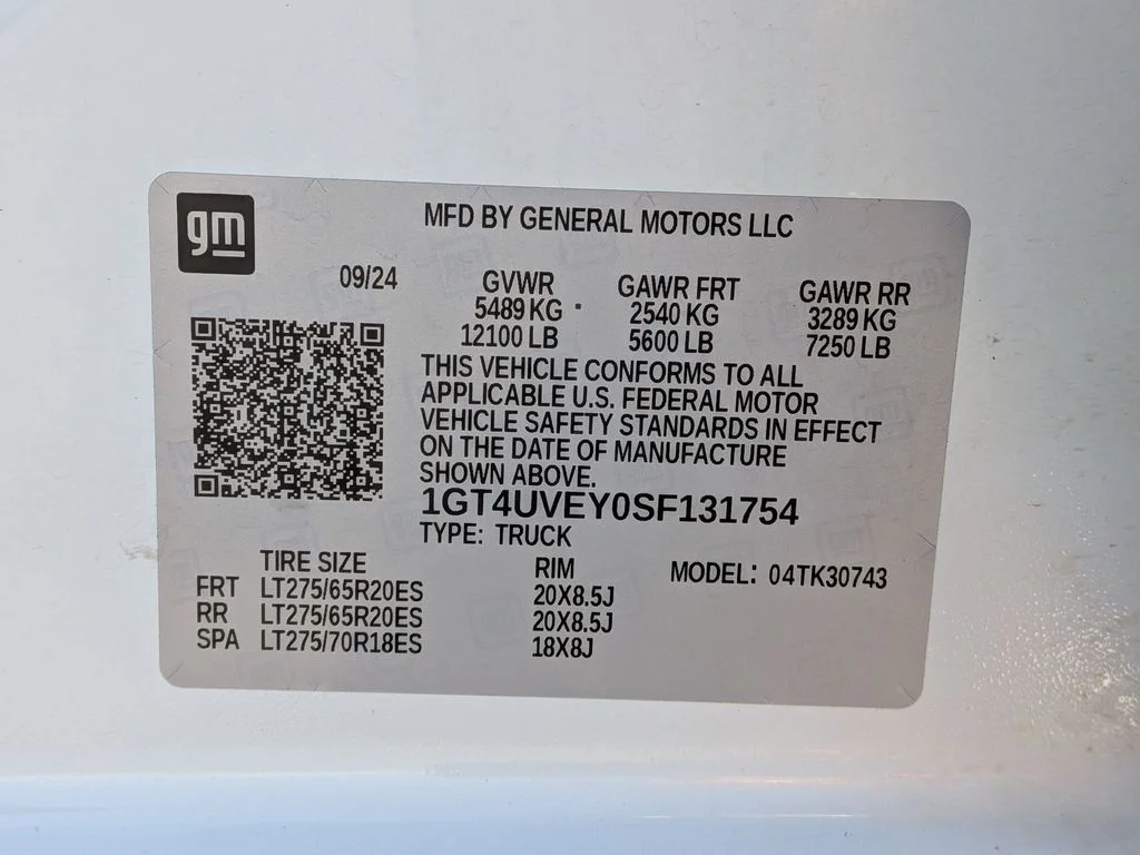 Used 2025 Summit White GMC AT4 image 26