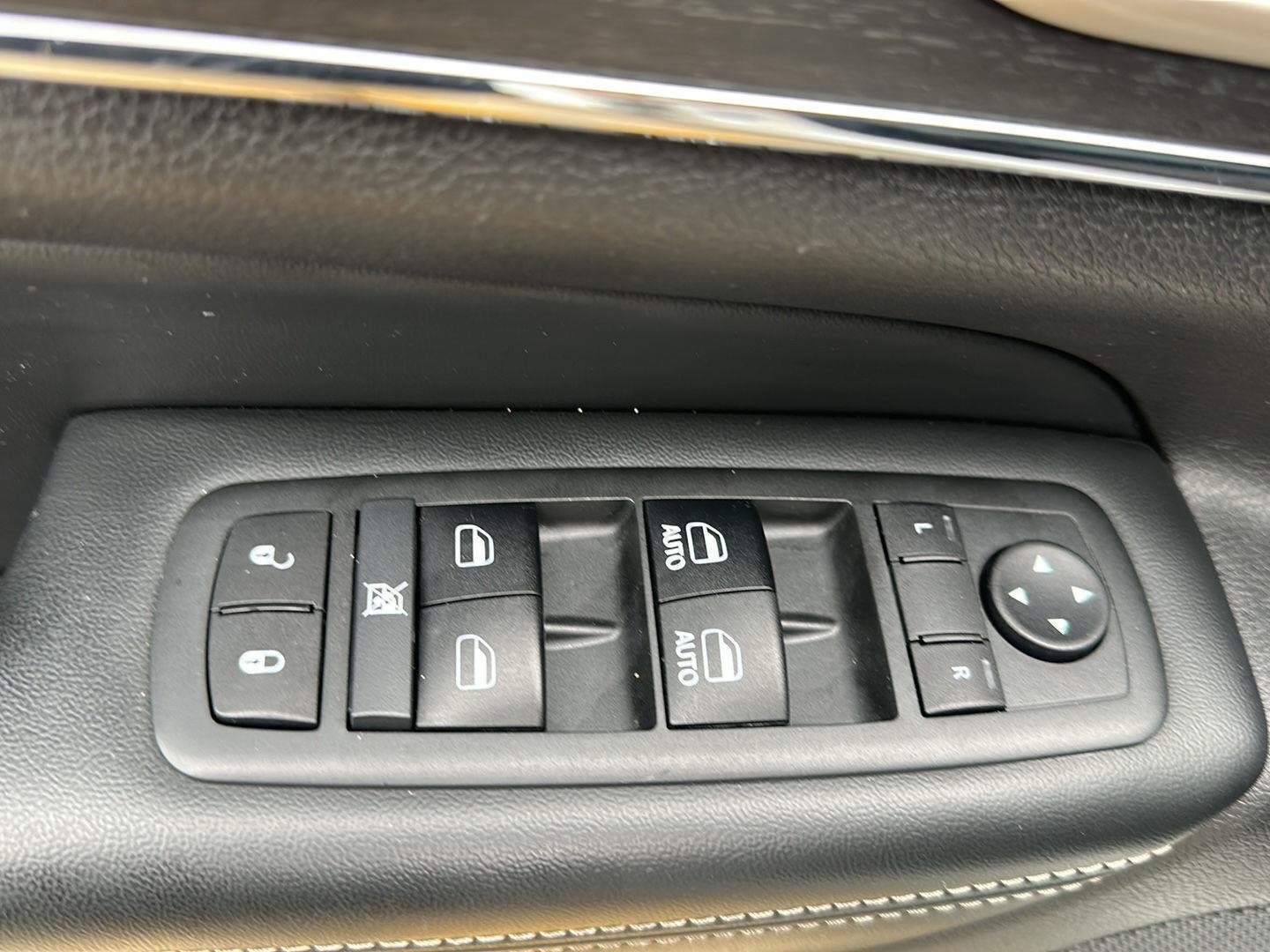 Used 2017 Bright White Clearcoat Jeep Limited image 9