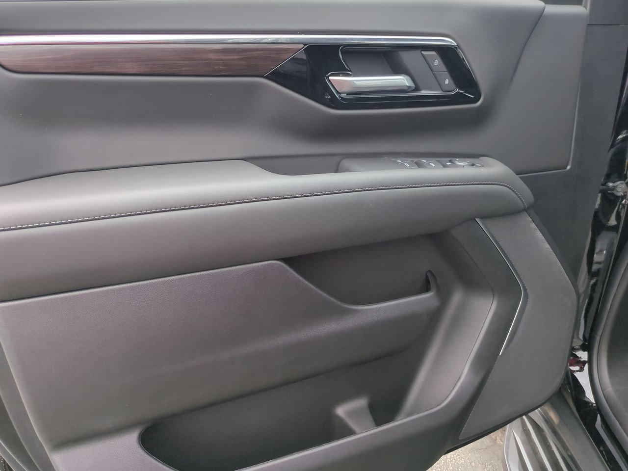 2026 Chevrolet Suburban LS - Photo 22