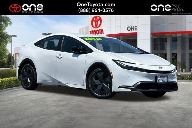 2025 Toyota Prius LE FWD's photo