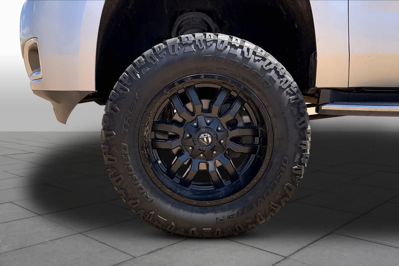 Used 2019 Quicksilver Metallic GMC SLT image 11