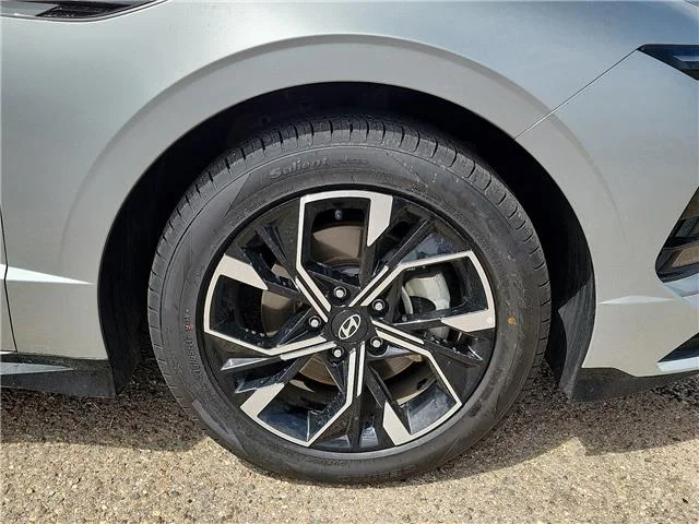 Used 2025 Aero Silver Hyundai SEL Front-Wheel Drive image 6