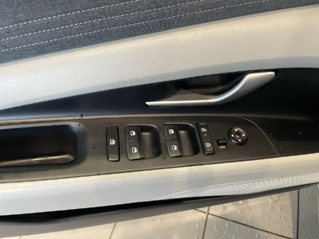 2024 Hyundai Elantra Limited - Photo 15