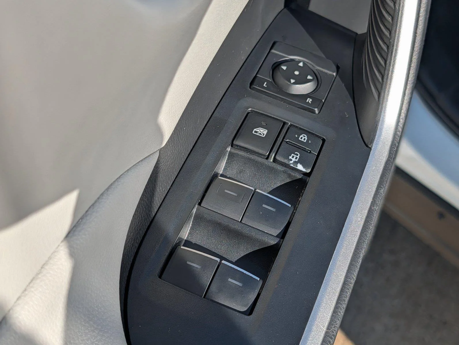 Used 2022 White Toyota XLE image 14
