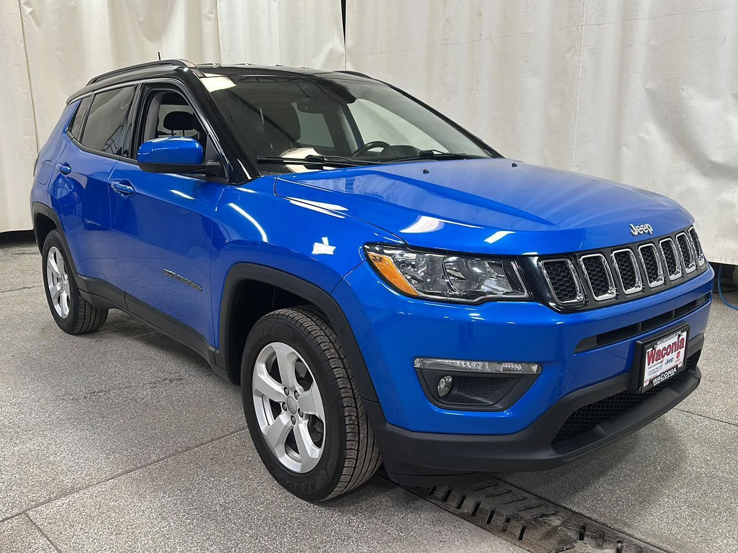 Used 2018 Laser Blue Pearlcoat Jeep Latitude image 7