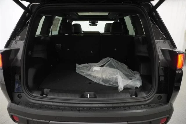 New 2026 Diamond Black Crystal Pearl-Coat Exterior Paint Jeep Limited image 31