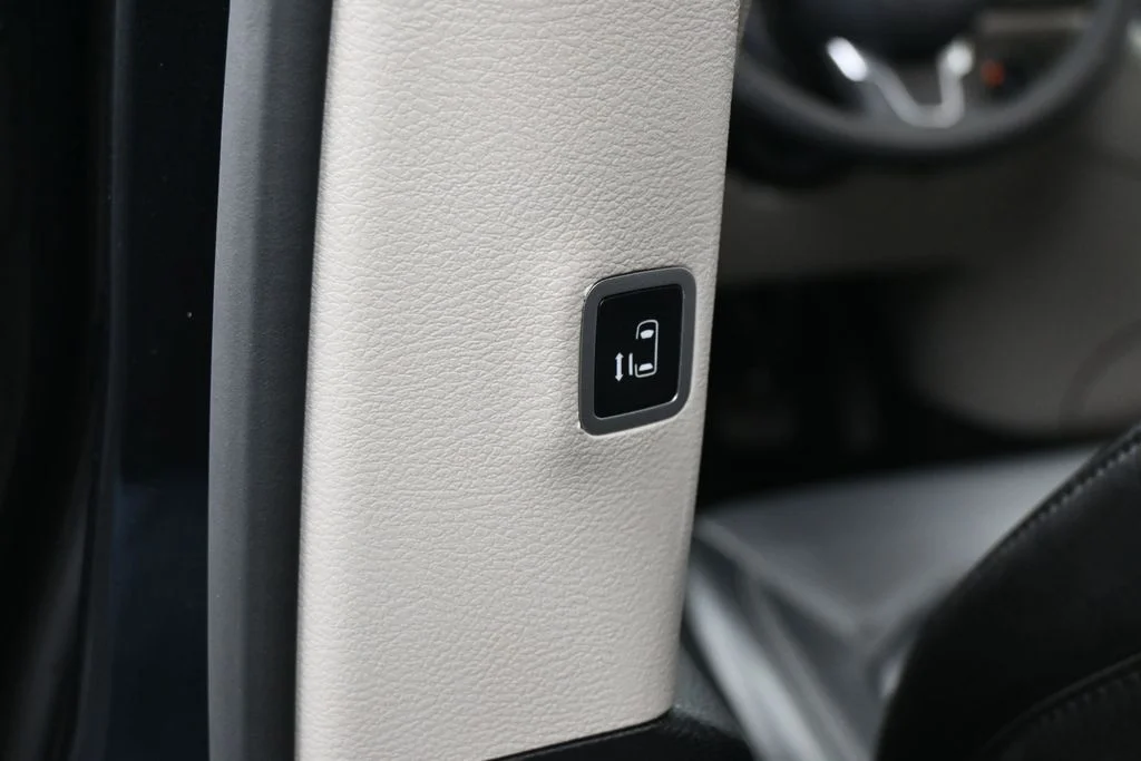 Used 2023 Brilliant Black Crystal Pearlcoat Chrysler Touring L image 32