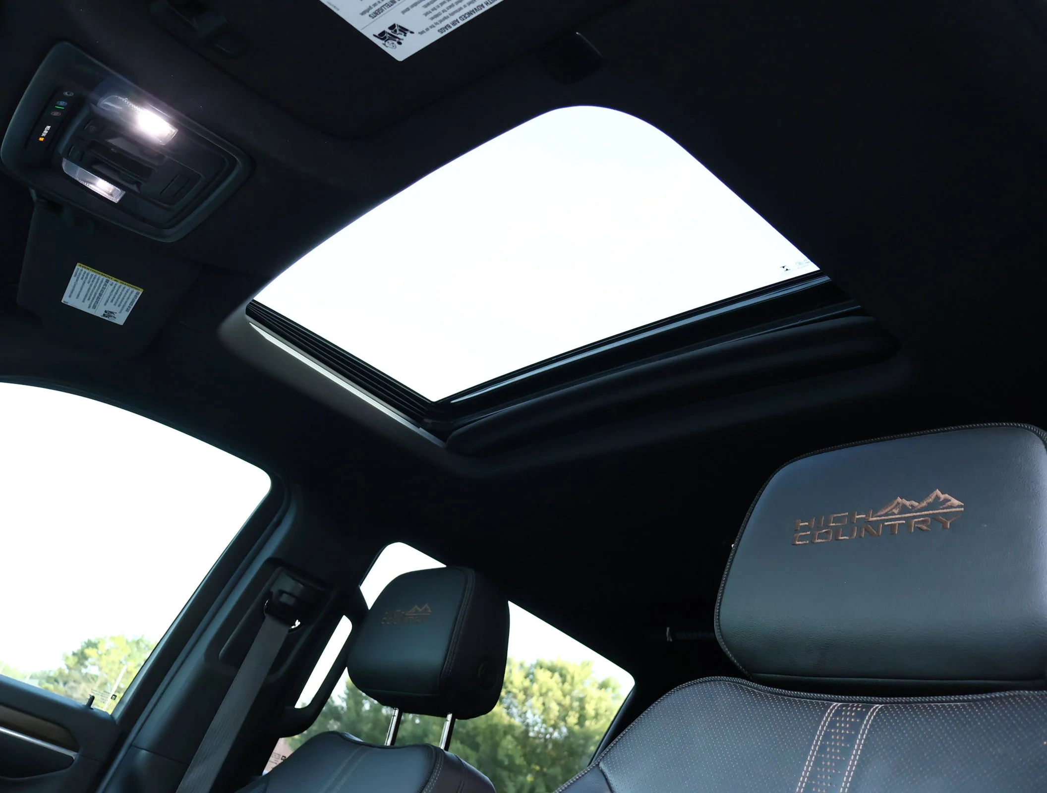Used 2022 Iridescent Pearl Tricoat Chevrolet High Country image 26
