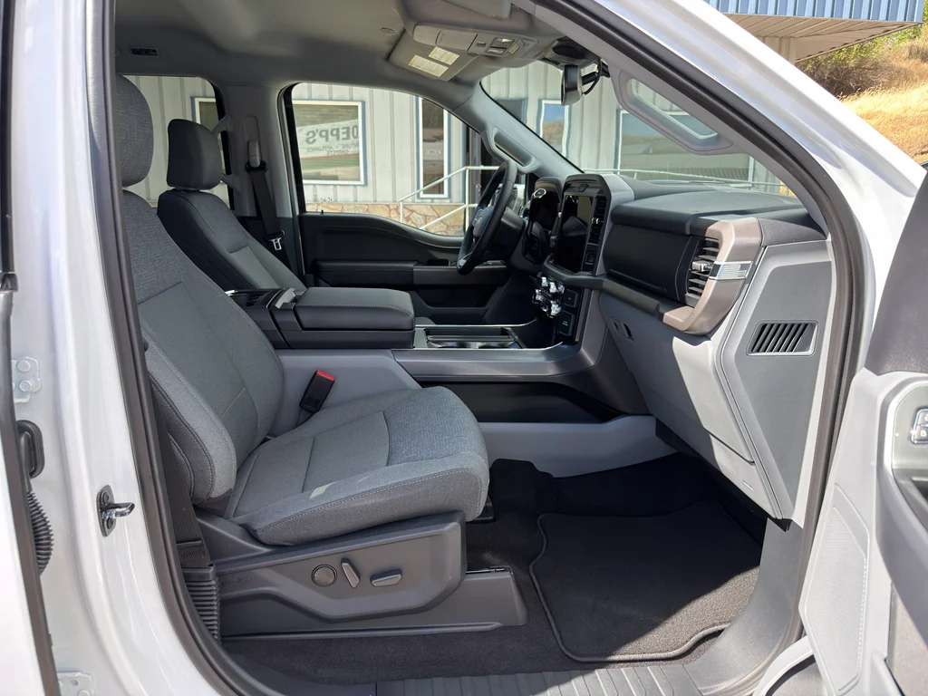 New 2026 Oxford White Ford XLT image 14