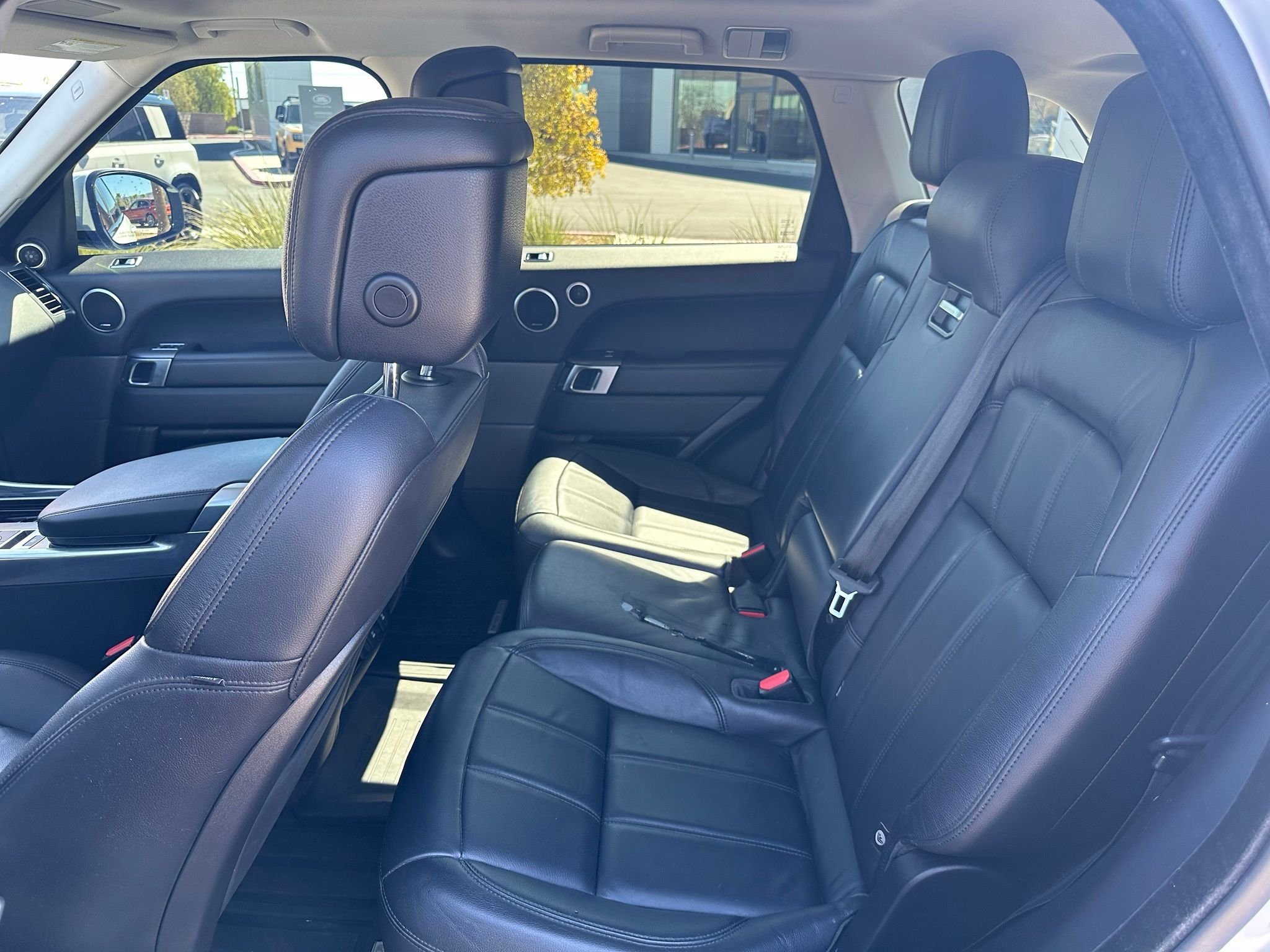 Used 2021 Fuji White Land Rover SE image 6