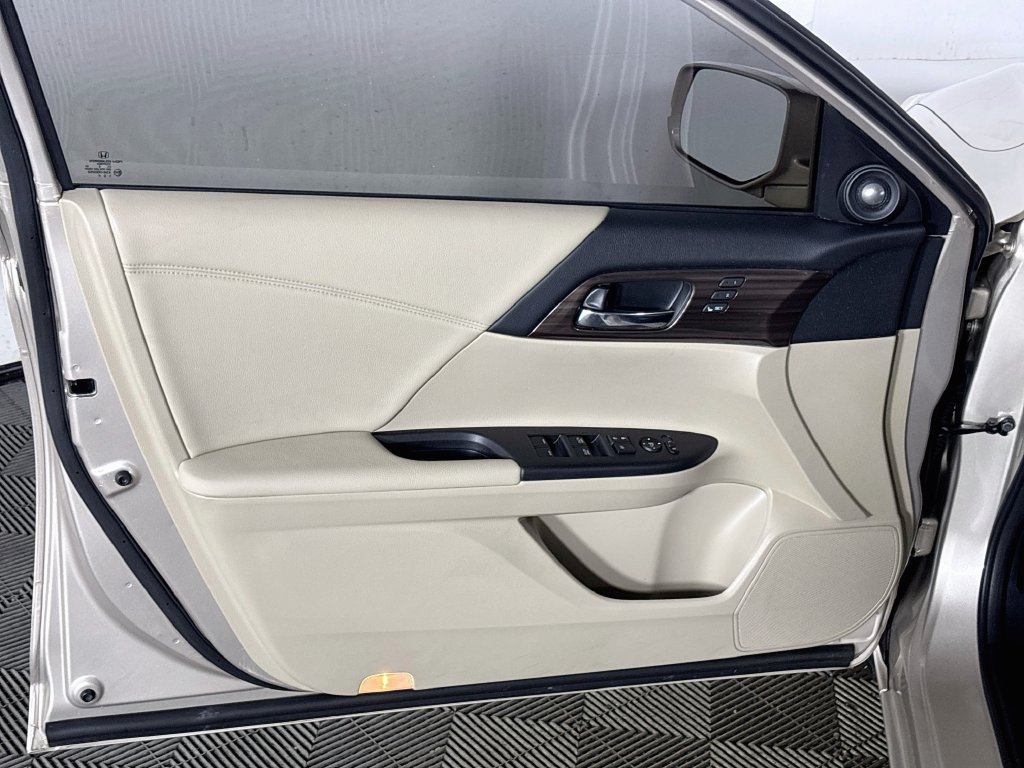 Used 2017 Gold Honda EX-L image 10