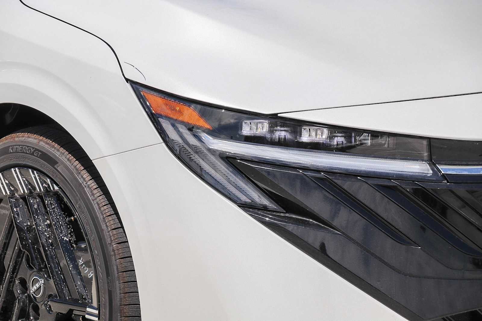 New 2027 Aspen White TriCoat / Super Black Two-tone Nissan SR image 4