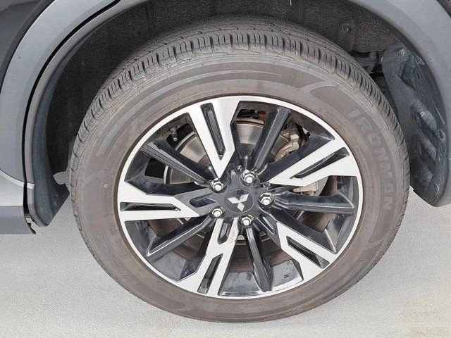 Used 2024 Black Mitsubishi SE image 31