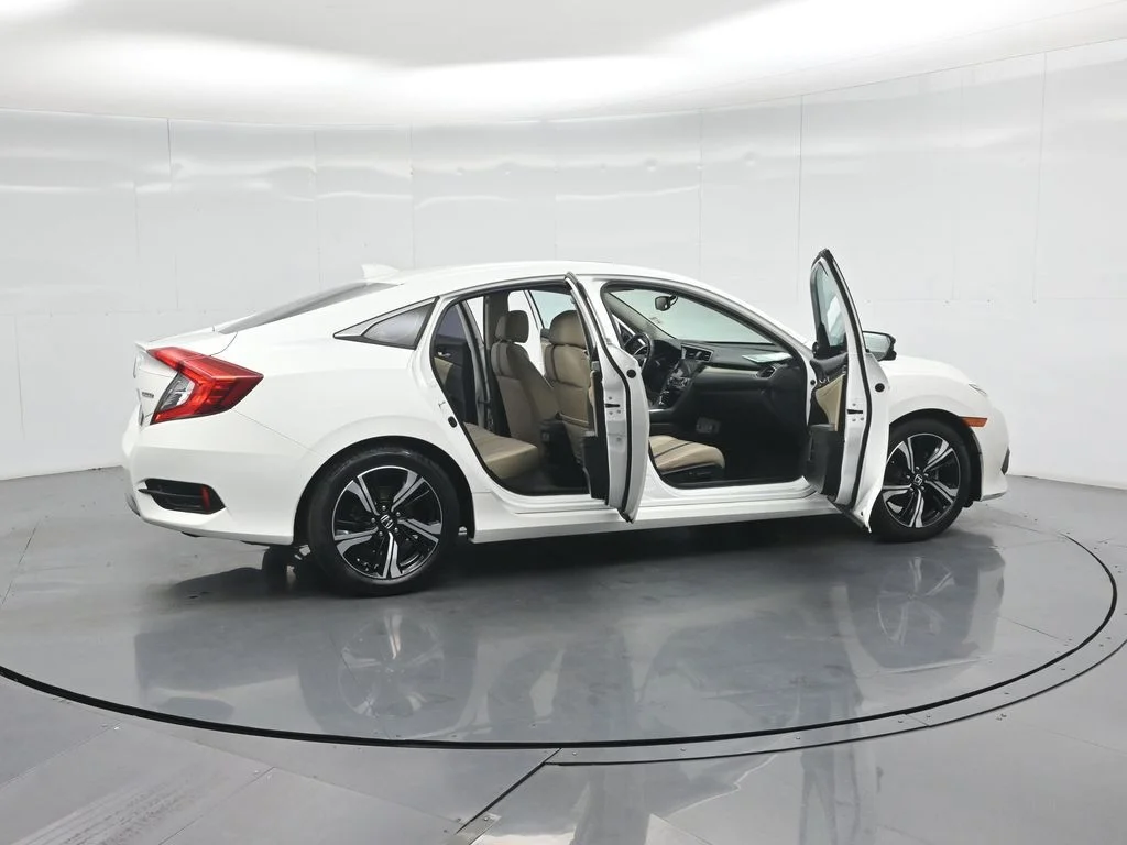 Used 2016 White Honda Touring image 3