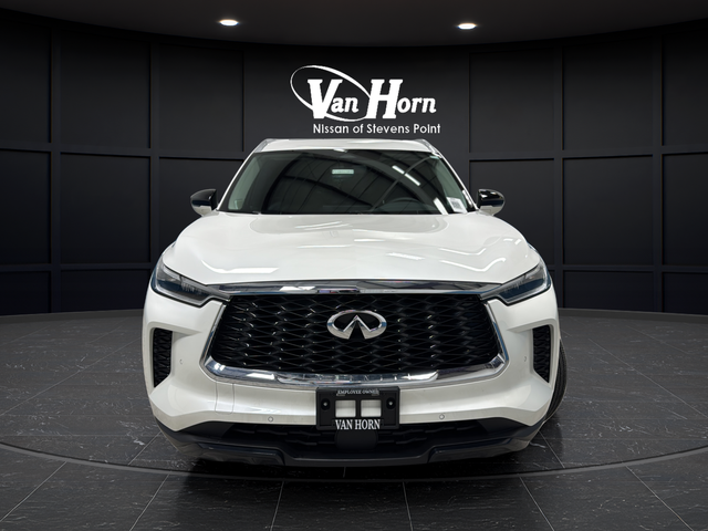 Used 2025 Majestic White INFINITI LUXE image 2