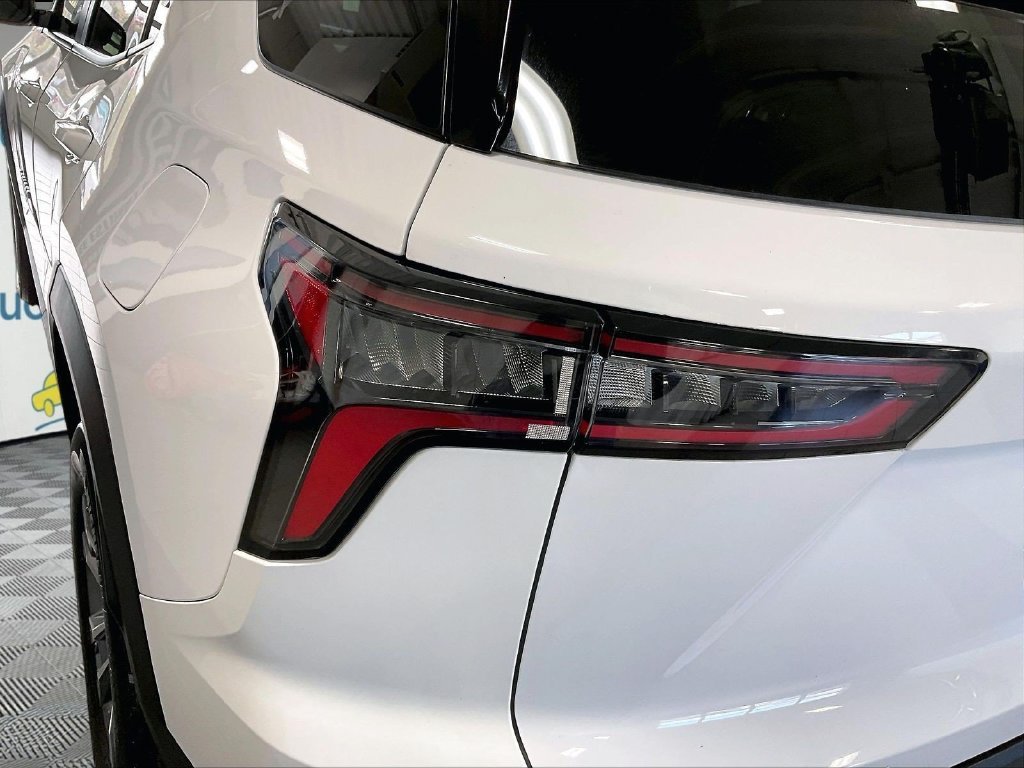Used 2025 White Chevrolet LT image 33