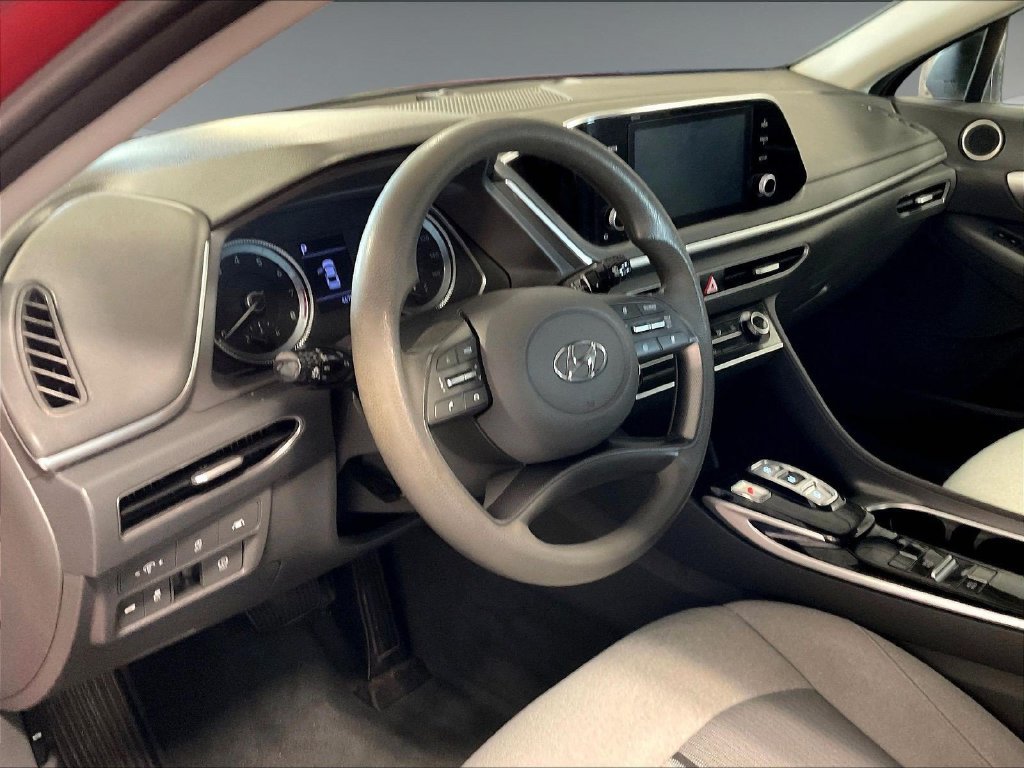 Used 2022 Red Hyundai SE image 8